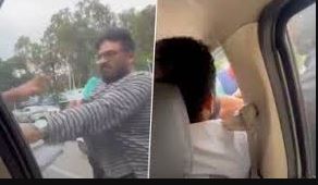 Bengaluru Road Rage: ओवरटेक करने के कारण हुआ विवाद, कार चालक ने कैब ड्राइवर के साथ की मारपीट, बेंगलुरु का वीडियो आया सामने (Watch Video)